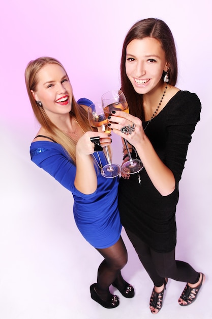 Zwei fröhliche Freundinnen mit bunten Cocktails