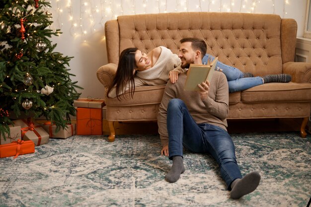 Zwei fröhliche reizende süße süße zarte schöne entzückende niedliche romantische verheiratete Ehegatten Ehemann und Ehefrau