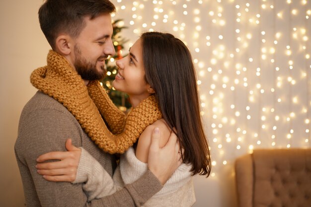 Zwei fröhliche reizende süße süße zarte schöne entzückende niedliche romantische verheiratete Ehegatten Ehemann und Ehefrau