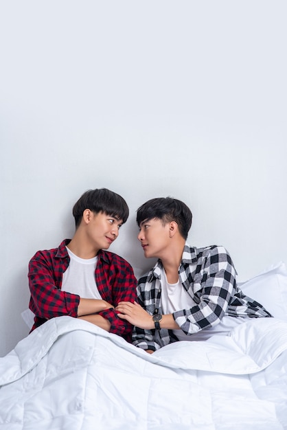 Zwei geliebte junge Männer schliefen zusammen im Bett.