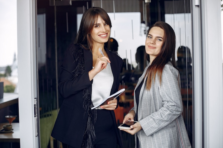 Kostenlose Foto zwei geschäftsfrauen arbeiten in einem café