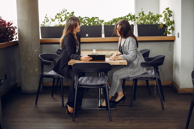 Zwei Geschäftsfrauen, die in einem Café arbeiten