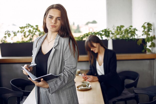 Zwei Geschäftsfrauen, die in einem Café arbeiten