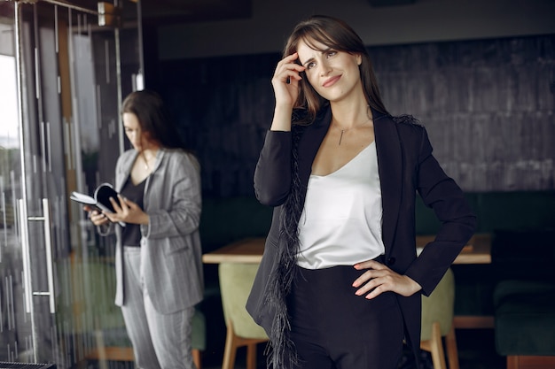 Zwei Geschäftsfrauen, die in einem Café arbeiten