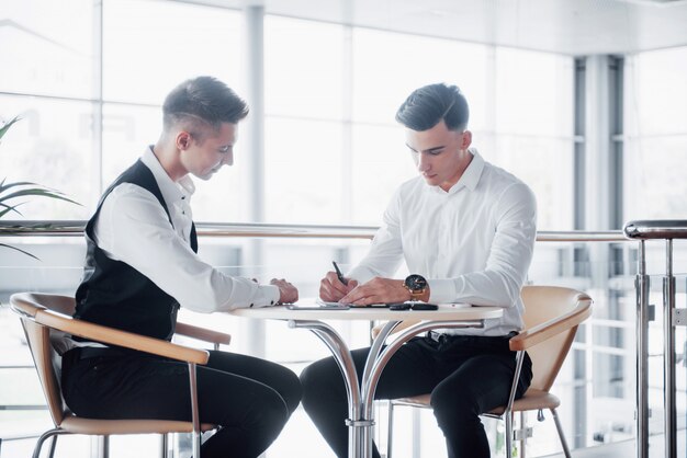 Mitarbeitergespräch: Gespräch zwischen Mitarbeiter und Chef über Leistungsbeurteilung