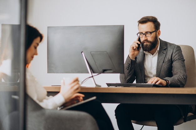 Zwei Geschäftspartner arbeiten im Büro zusammen