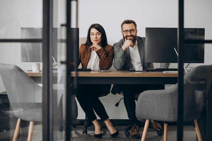 Kostenlose Foto zwei geschäftspartner arbeiten im büro zusammen