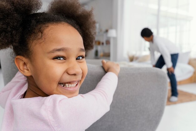 Zwei Geschwister zu Hause spielen zusammen Verstecken