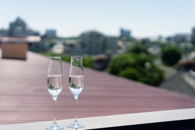 Zwei Gläser Champagner auf dem Dach