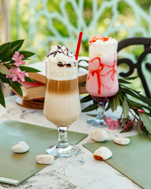 Zwei Gläser Latte- und Erdbeercocktail