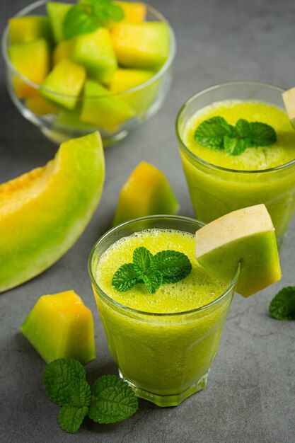 Zwei Gläser Melonensaft auf dunklen Boden stellen