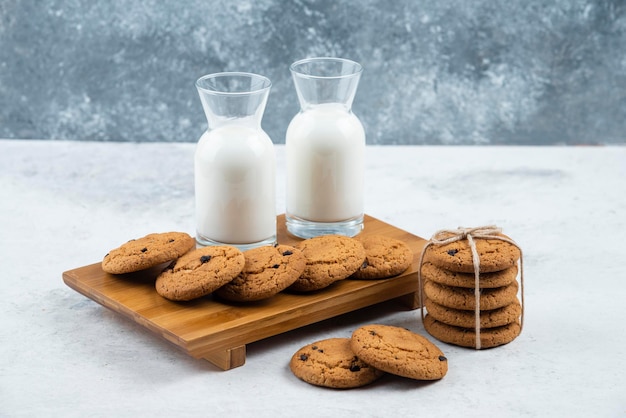 Kostenloses Foto zwei gläser milch mit leckeren keksen.