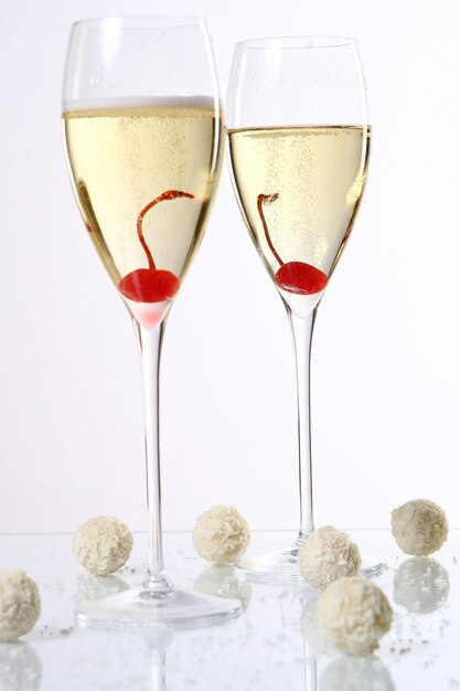 Zwei Gläser mit Champagner
