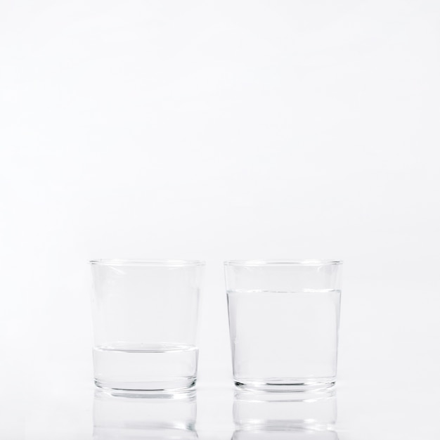 Kostenloses Foto zwei gläser wasser
