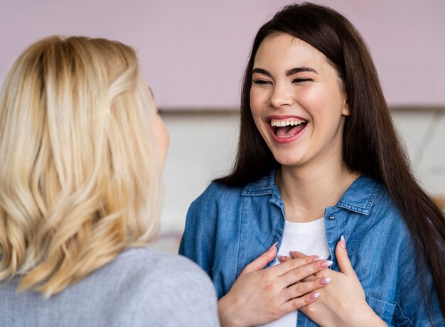 Zwei glückliche Frauen lächeln