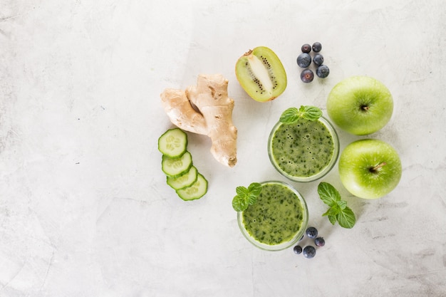 Kostenloses Foto zwei grüne smoothies mit heidelbeeren