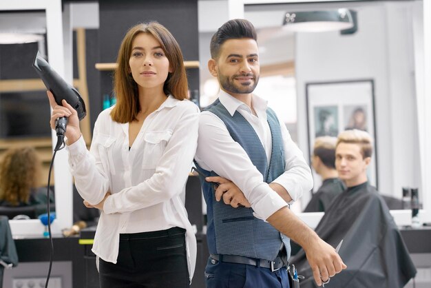 Zwei Hairstylisten posieren im modernen, spacigen Beaty-Salon