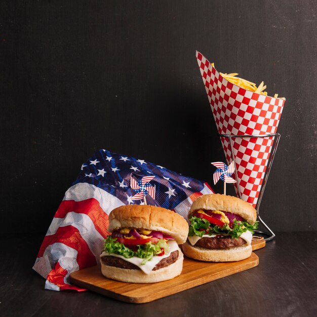 Zwei Hamburger und Pommes