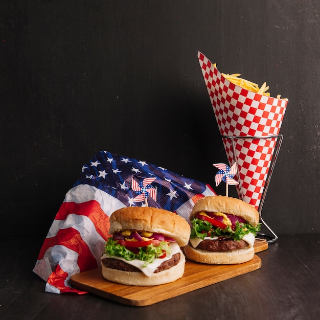 Zwei Hamburger und Pommes