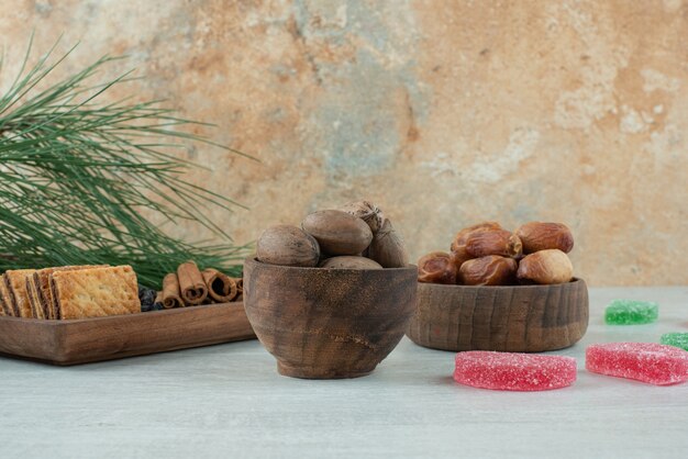 Zwei Holzschalen mit getrockneten Früchten und Nüssen auf weißem Hintergrund. Hochwertiges Foto