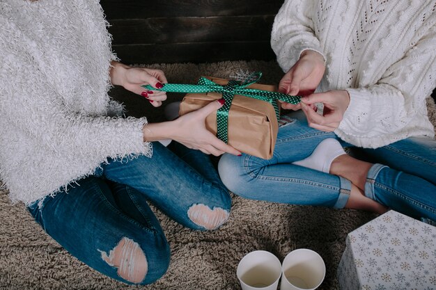 Zwei hübsche Frauen mit Geschenken für Weihnachten, Nahansicht