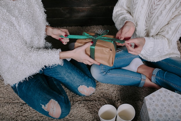 Zwei hübsche Frauen mit Geschenken für Weihnachten, Nahansicht