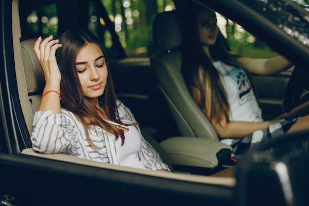 Zwei hübsche Mädchen in einem Auto