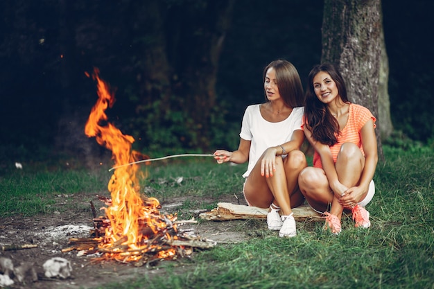 Zwei hübsche Mädchen in einem Sommerpark