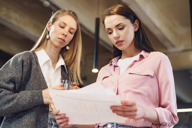 Zwei junge Frauen arbeiten im Büro zusammen