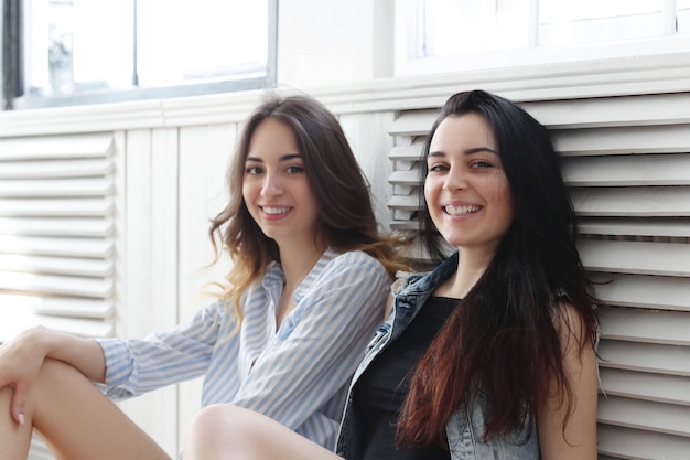 Zwei junge Frauen hängen zusammen rum