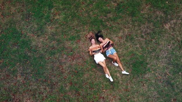 Zwei junge Frauen im Park, fotografiert von einer Drohne