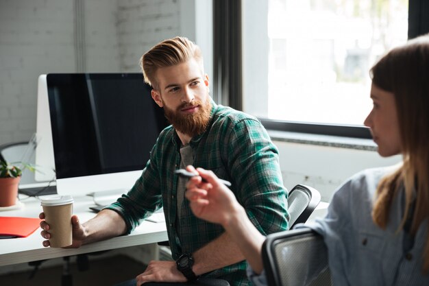 Zwei junge konzentrierte Kollegen arbeiten im Büro