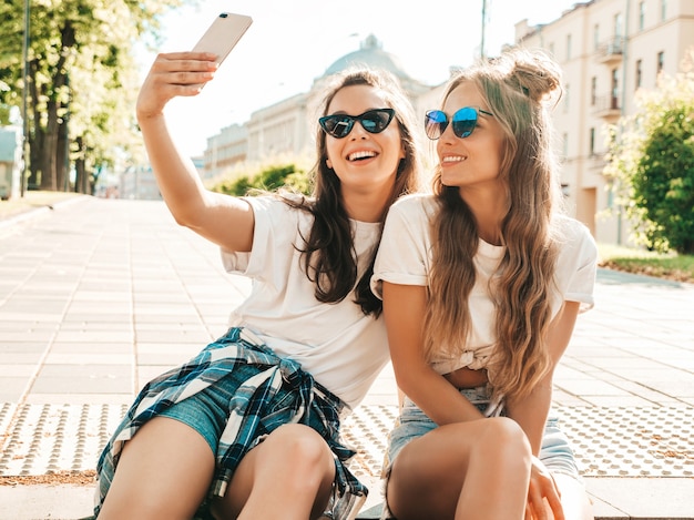 Zwei junge lächelnde hippie-frauen in sommerkleidung