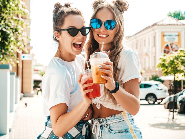 Zwei junge schöne lächelnde Hippie-Frau in trendiger Sommerkleidung
