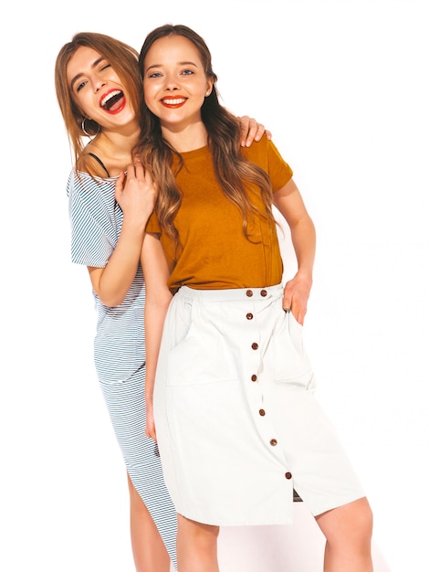 Zwei junge schöne lächelnde Mädchen in der beiläufigen Kleidung des modischen Sommers. Sexy sorglose Frauen. Positive Vorbilder