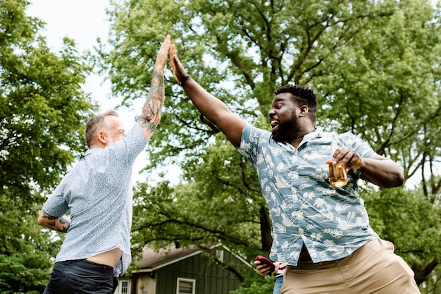 Zwei Jungs geben sich auf einer Sommerparty ein High Five