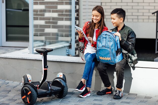 Zwei Kinder gehen für Gyroscooter in die Schule