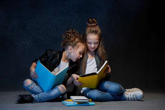 Zwei Kinder lesen die Bücher