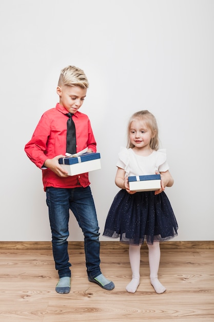Zwei Kinder mit Geschenkboxen