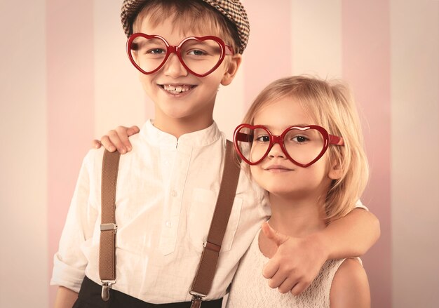 Zwei kleine Kinder mit lustiger Brille