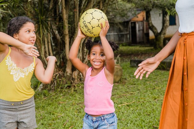 Zwei kleine Mädchen spielen mit Ball