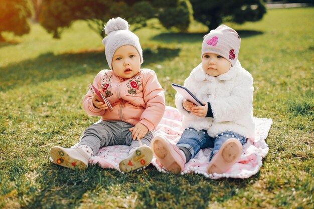 zwei kleine Schwestern in einem Park