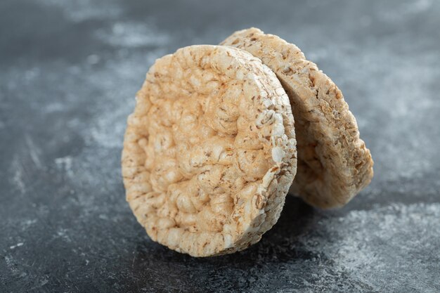 Zwei köstliche Knäckebrote auf Marmoroberfläche