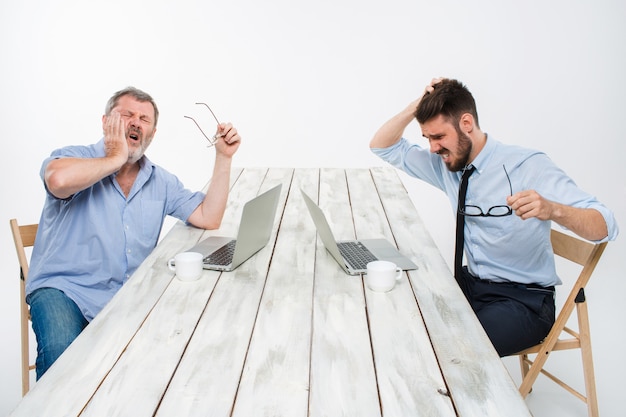 zwei kollegen arbeiten im büro auf weiß zusammen