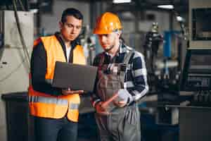 Kostenloses Foto zwei kollegen in einer fabrik