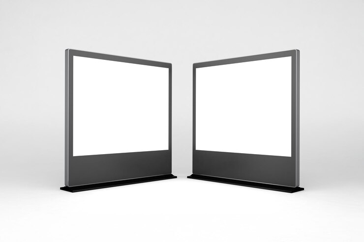 Kostenlose Foto zwei leere digitale bildschirme für werbung oder informationen