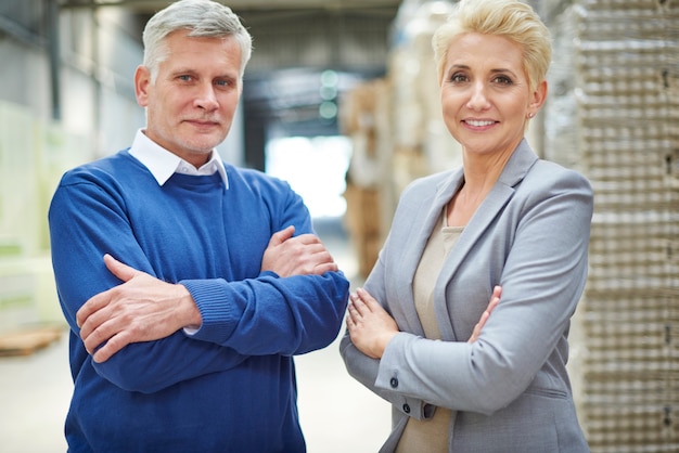 Zwei Leute arbeiten im Lager