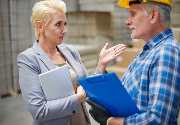 Zwei Leute arbeiten im Lager