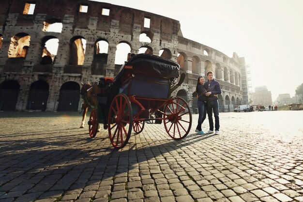 Zwei Leute stehen in der Nähe von Kolosseum in Rom