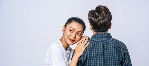 Zwei liebe Frauen standen auf und hielten eine weitere Schulter.